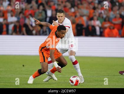 Rotterdam, Niederlande, 11. Juni 2022, Jurrien Timber of Netherlands duelliert sich mit Piotr Zielinski aus Polen während des UEFA Nations League, League A, Group 4 match zwischen den Niederlanden und Polen Niederlande am 11. Juni 2022 im Feijenoord 'De Kuip' Stadion in Rotterdam, Niederlande Foto von SCS/Soenar Chamid/AFLO (HOLLAND OUT) Stockfoto