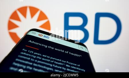 Smartphone mit Website des amerikanischen medizinischen Unternehmens Becton, Dickinson and Co (BD) auf dem Bildschirm vor dem Logo. Konzentrieren Sie sich auf die obere linke Seite des Telefondisplays. Stockfoto