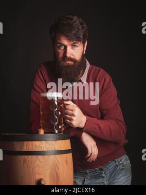 Bier in den USA. Konzept des Craft Beer. Brauer. Bier in Großbritannien. Mann mit Bart trinkt Bier. Stockfoto