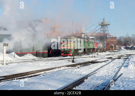 SORTAVALA, RUSSLAND - 10. MÄRZ 2021: Blick auf das Lokomotivdepot des Bahnhofs Sortavala an einem frostigen Märzmorgen Stockfoto