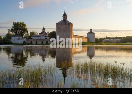 Die Morgenröte im alten Kirillo-Beloserski Kloster. Region Wologda, Russland Stockfoto