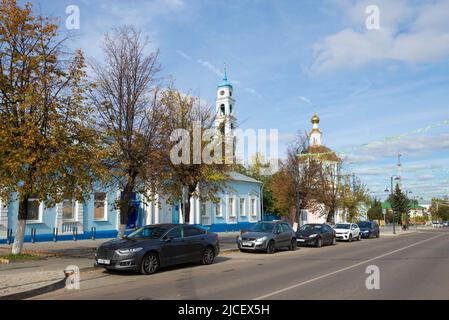 KASHIRA, RUSSLAND - 18. SEPTEMBER 2021: Sonniger Septembertag auf der Sovetskaya-Straße Stockfoto