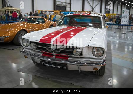 ST. PETERSBURG, RUSSLAND - 23. APRIL 2022: Der amerikanische Klassiker 'Ford Mustang' 1966 auf der Oldtimer Gallery Stockfoto