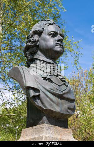 SESTRORETSK, RUSSLAND - 29. MAI 2022: Büste des russischen Kaiser Peter des Großen - der Gründer von Sestroretsk Nahaufnahme an einem sonnigen Maitag Stockfoto