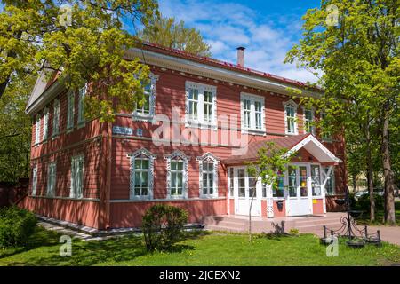 SESTRORETSK, RUSSLAND - 29. MAI 2022: Altes Gebäude (1893) der Musikschule - ehemalige Pfarrschule an einem sonnigen Maitag Stockfoto