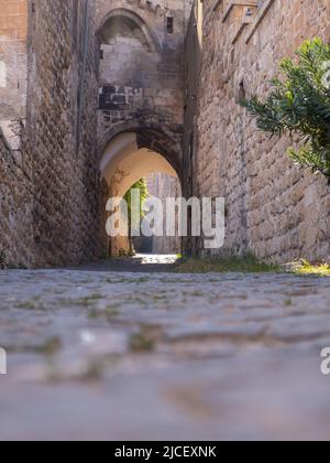 Die Stadt Mardin im Osten der Türkei, eine mittelalterliche Stadt, die für ihre gestufte Anordnung und gewundenen Tunnelstraßen berühmt ist Stockfoto