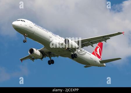 SANKT PETERSBURG, RUSSLAND - 02. JUNI 2022: Türkisches Flugzeug Airbus A321-200 (TC-JRJ) von Turkish Airlines auf dem Gleitschirmweg an einem sonnigen Tag Stockfoto