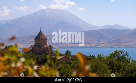 Akdamar Insel im Van See, Türkei und die alten Ruinen einer armenischen Kirche Stockfoto
