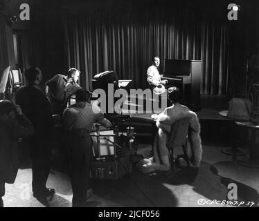 FRANK SINATRA singt RITA HAYWORTH am Set Candid während der Dreharbeiten zu PAL JOEY 1957 die Lady is a Tramp regisseur GEORGE SIDNEY aus dem Musikbuch von John O'Hara Drehbuch Dorothy Kingsley Musik Richard Rodgers Lyrics Lorenz Hart Der Kameramann Harold Lipstein hat Jean Louis George Sidney Productions - Essex Productions / Columbia Picturs gekleiden Stockfoto