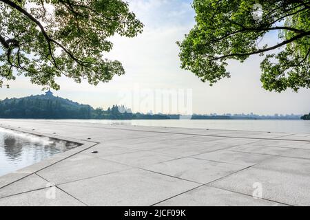 Leerer quadratischer Boden und Westsee mit natürlicher Berglandschaft in Hangzhou, China. Stockfoto