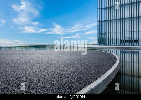 Asphalt Straßenplattform und Glaswand Gebäude mit Himmel Wolke Hintergrund Stockfoto