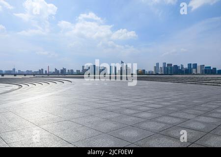 Leerer quadratischer Boden und Skyline mit modernen Geschäftsgebäuden in Hangzhou, China. Stockfoto