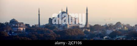 Ein Blick auf Aya Sofya, das Wahrzeichen Istanbuls in der Türkei. Stockfoto