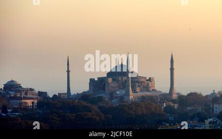 Ein Blick auf Aya Sofya, das Wahrzeichen Istanbuls in der Türkei. Stockfoto