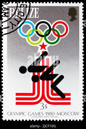 MOSKAU, RUSSLAND - 12. JUNI 2022: Briefmarke gedruckt in Belize zeigt Schwimmen, Olympische Sommerspiele 1980 - Moskau Serie, um 1979 Stockfoto