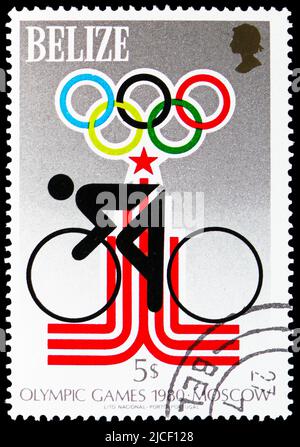 MOSKAU, RUSSLAND - 12. JUNI 2022: Briefmarke gedruckt in Belize zeigt Radfahren, Olympische Sommerspiele 1980 - Moskau Serie, um 1979 Stockfoto