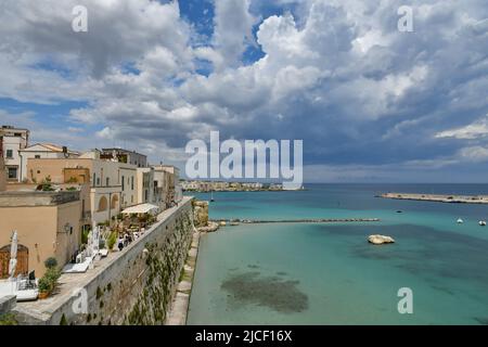 Panoramablick auf die Stadt Otranto, in der Region Apulien in Italien. Stockfoto