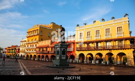 Blick auf ein Ensemble von bunten historischen Gebäuden an einem sonnigen Tag in Cartagena, Kolumbien, UNESCO-Weltkulturerbe Stockfoto