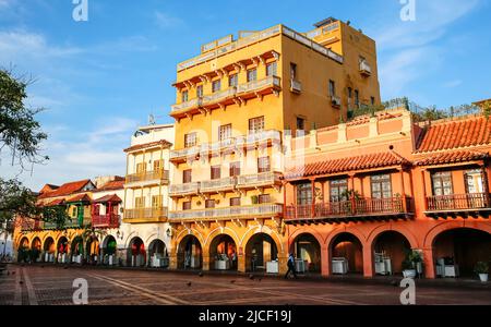 Blick auf ein Ensemble von bunten historischen Gebäuden an einem sonnigen Tag in Cartagena Stockfoto