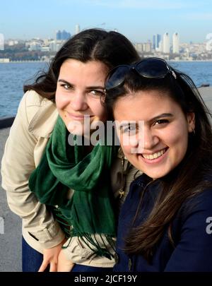 Schöne junge türkische Frauen posieren von einem Bild an der Bosporus-Meerenge in Istanbul, Türkei. Stockfoto