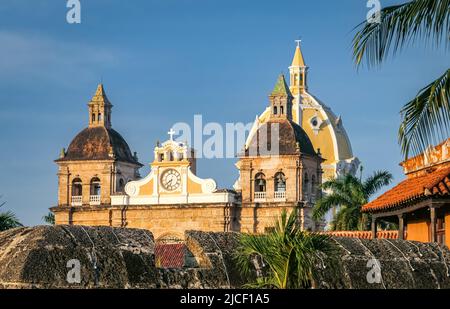 Nahaufnahme der Dächer von Cartagena mit Statue und Glockentürmen der Kirche San Pedro Claver Stockfoto