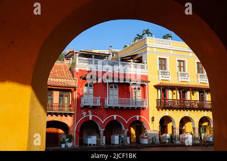 Blick durch einen Bogen auf farbenfrohe Kolonialhäuser in Cartagena, Kolumbien, UNESCO-Weltkulturerbe Stockfoto
