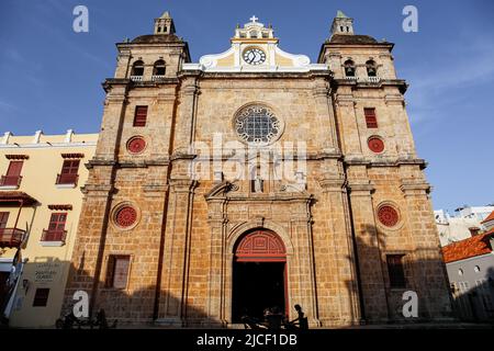 Niedriger Engelsblick auf beeindruckende Kirche San Pedro Claver, Cartagena mit blauem Himmel, Kolumbien, UNESCO-Weltkulturerbe Stockfoto