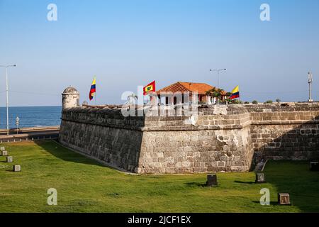 Blick auf eine Bastion der Stadtmauer mit blauem Himmel und Blick im Hintergrund, Cartagena, Kolumbien, UNESCO-Weltkulturerbe Stockfoto