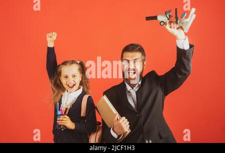 Tutor mit Schulmädchen mit erfolgreichem Übungsabschluss. Stockfoto