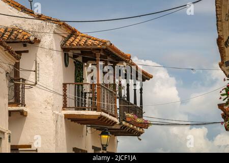 Nahaufnahme eines typischen Balkons in einem Kolonialhaus, Santa Cruz de Mompox, Kolumbien, Weltkulturerbe Stockfoto