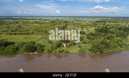 Luftaufnahme der grünen Landschaft und des Flusses in der Nähe von Santa Cruz de Mompox, Kolumbien, Weltkulturerbe Stockfoto