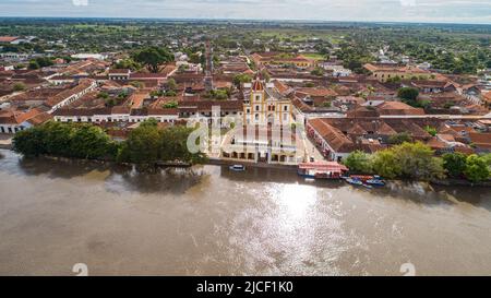 Nahaufnahme der historischen Stadt Santa Cruz de Mompox und der Kirche Saint Barbara am Fluss Magdalena Stockfoto