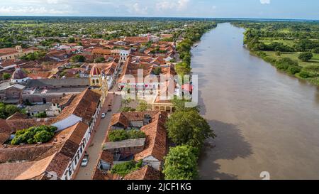Nahaufnahme der historischen Stadt Santa Cruz de Mompox und des Flusses bei Sonnenlicht Stockfoto