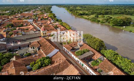 Luftaufnahme der historischen Stadt Santa Cruz de Mompox und des Flusses im Sonnenlicht Stockfoto