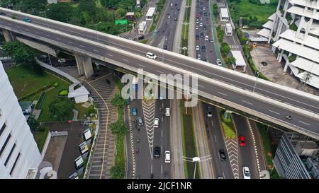 Autobahn mehrstufige Anschlussstraße mit sich bewegenden Autos. Autos bewegen sich an einer Kreuzung Stockfoto