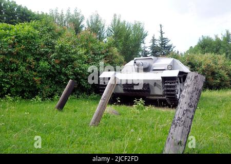 Deutscher SturmgewehrstuG. III des Zweiten Weltkriegs Militärische Ausrüstung in einer Kampfposition. Stockfoto