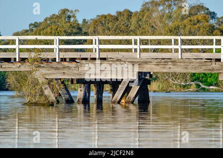 Ein Abschnitt der historischen Kirwans Bridge über den Goulburn River flussabwärts des Nagambie Lake im Zentrum von Victoria, Australien Stockfoto