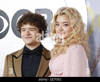 New York, Usa. 13.. Juni 2022. Gaten Matarazzo und Elizabeth Yu treffen am 12. Juni 2022 in New York City auf dem roten Teppich bei den jährlichen Tony Awards 75. in der Radio City Music Hall ein. Foto von John Angelillo/UPI Credit: UPI/Alamy Live News Stockfoto