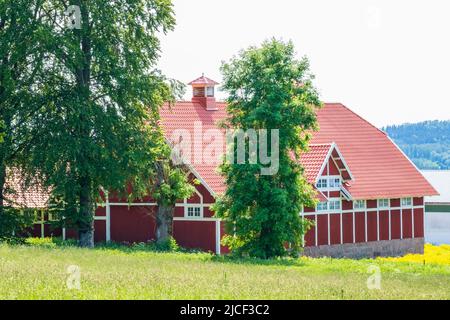 Schöne alte rote Holzscheune auf dem Land Stockfoto