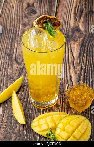 Mangolemonade mit Bubble Tea auf dunklem Holzhintergrund Stockfoto