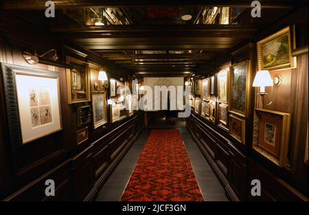 Die wunderschöne Aubrey Bar im Mandarin Oriental Hotel Hongkong. Stockfoto