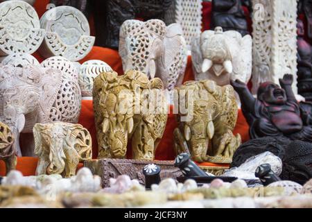 Elefant geschnitzte Figuren und Buddha-Statuen Souvenirs auf Mittwoch Markt in Goa, Indien Stockfoto