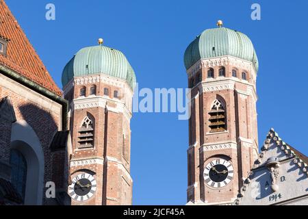 München, Deutschland - 14. Jan 2022: Blick auf die beiden Kirchtürme der Frauenkirche. Wahrzeichen von München. Stockfoto