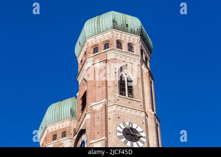 München, Deutschland - 14. Jan 2022: Nahaufnahme eines Kirchturm der Kathedrale unserer lieben Frau. Berühmteste Kirche in München. Stockfoto