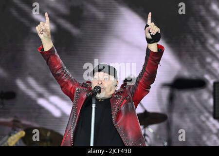 Roma, Italien. 12.. Juni 2022. Vasco Rossi während des Konzerts, Vasco Live, im Circo Massimo, 12.. Juni 2022, Rom, Italien. Kredit: Unabhängige Fotoagentur/Alamy Live Nachrichten Stockfoto