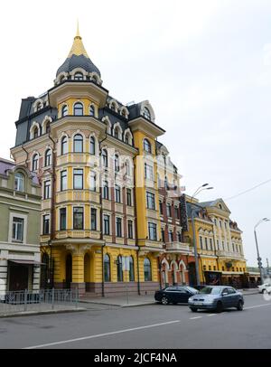 Schöne alte Gebäude an der Ihorivska Straße in Kiew, Ukraine. Stockfoto