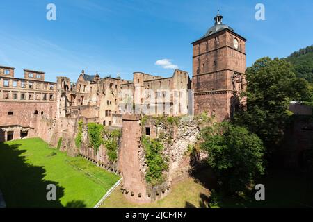 Heidelberg, Deutschland - 25. Aug 2021: Heidelberger Schloss (Heidelberger Schloss). Blick auf den Turm 'Seltenleer', Torturm mit Uhr und den Westzwinger. Stockfoto