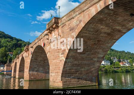 Heidelberg, 25. Aug 2021: Unter der Brücke: Blick auf die historische 'Alte Brücke'. Stockfoto