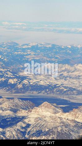 Fliegen über schneebedeckte Berge im Nordwesten der USA. Stockfoto