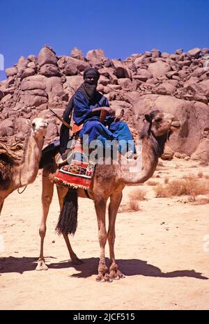 Taureg Mann reitet Kamel führenden Kamelzug, Tassili N'Ajjer Nationalpark, Sahara Wüste, Algerien, Nordafrika 1973 Stockfoto